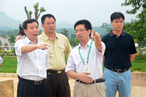 謝迺堂（左一）對湘桂循環(huán)經(jīng)濟產(chǎn)業(yè)園建設(shè)提出意見和建議。