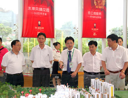 崇左市政協(xié)副主席、市工商聯(lián)主席玉如鋒（右四）一行聽取房地產(chǎn)公司匯報