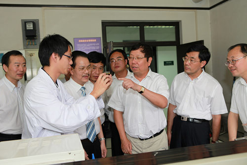在清華大學(xué)生物柴油研究室，趙樂秦（右三）一行聽取關(guān)于微藻生物柴油研發(fā)的情況